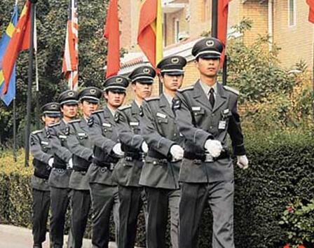 在小區(qū)門口發(fā)生搶劫事件時(shí)，物業(yè)保安是否負(fù)有相關(guān)責(zé)任